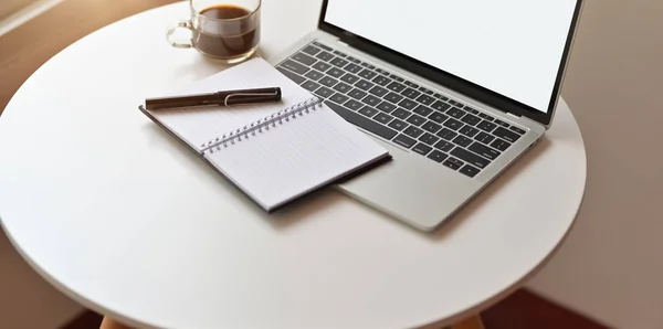 Lugar de trabajo mínimo con el ordenador portátil de pantalla en blanco abierto en la mesa blanca —  Fotos de Stock