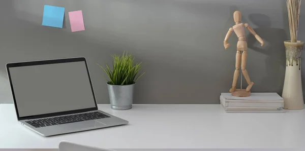 Offenen leeren Bildschirm Laptop-Computer mit Vintage-Kamera und Büro — Stockfoto