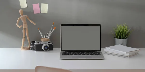 Портативный компьютер с открытым экраном с винтажной камерой и офисом — стоковое фото