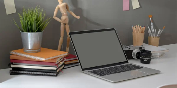 Trendy fotografer tempat kerja dengan laptop terbuka dan camer vintage — Stok Foto