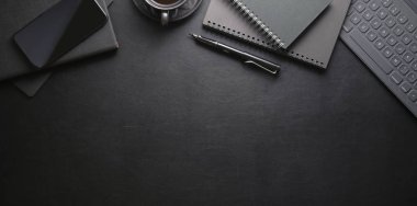 Akıllı telefon ve ofis su ile koyu şık işyeri üst görünümü