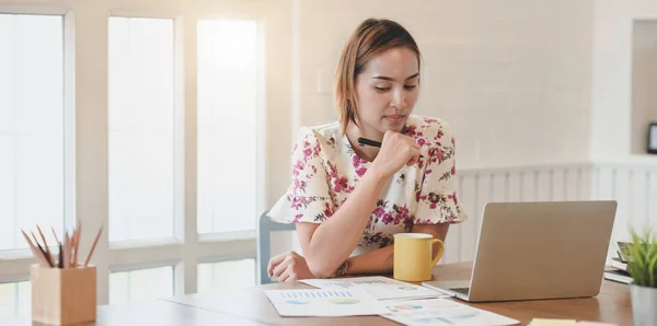 Udane businesswoman pracy na jej projekt z laptopa COMP — Zdjęcie stockowe