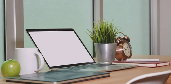 Öppen tom skärm laptop computern med kontor tillförsel och bord — Stockfoto
