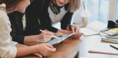 Profesyonel başlangıç ekibi birlikte strateji beyin fırtınası