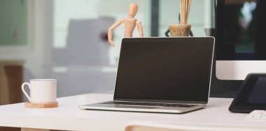 M ile açık boş ekran dizüstü bilgisayar ile rahat ofis