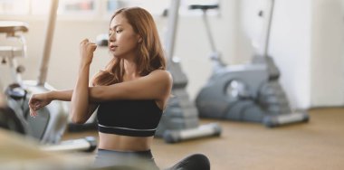 Egzersiz sonrası kollarını germe güzel Asyalı kadın atlet