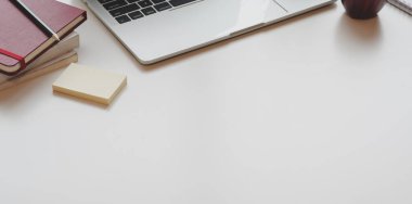 Ofis malzemeleri ile açık dizüstü bilgisayar ile modern işyeri 