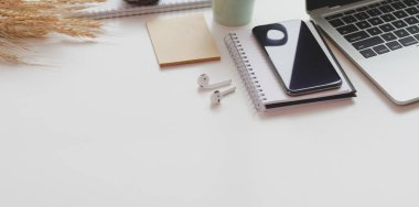 Ofis malzemeleri ve kopya ile açık dizüstü bilgisayar ile minimal işyeri