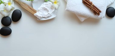 Beyaz b masaj için siyah taş ve havlu havai çekim