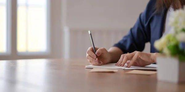 Vista recortada del freelancer profesional escribiendo su concepto de idea — Foto de Stock