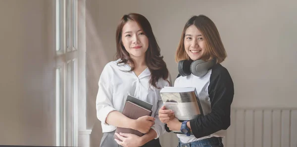 Portrait de deux femmes pigistes passionnées souriantes et regardantes — Photo