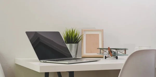 Modern comfortabel kantoor met open leeg scherm laptop computer — Stockfoto