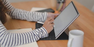 Onu proj üzerinde çalışan profesyonel kadın tasarımcı kırpılmış atış