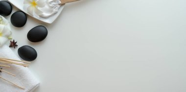 Beyaz b masaj için siyah taşlar ve aksesuarları üst görünümü