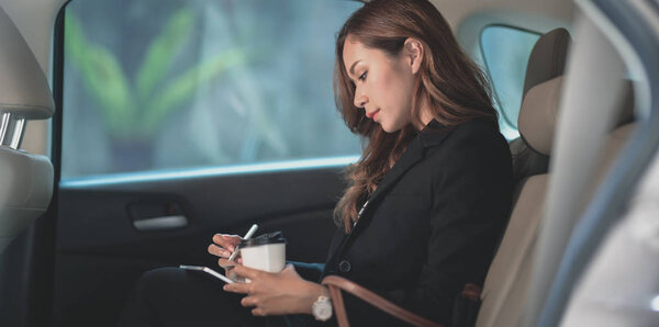 Бизнес-леди, сидящая на спине
