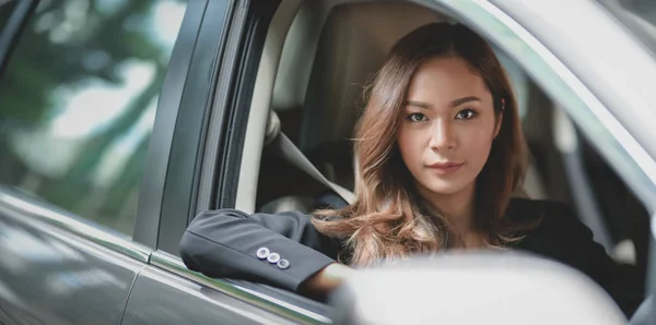 Profesional asiático mujer de negocios mirando a la cámara mientras dri — Foto de Stock