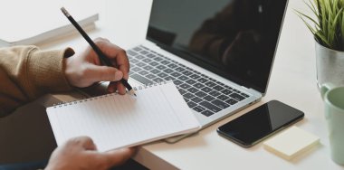 Onun fikir iyon defter i yazma erkek serbest yakın görünümü