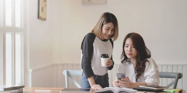 Freelancer profissional jovem discutindo o projeto juntos — Fotografia de Stock