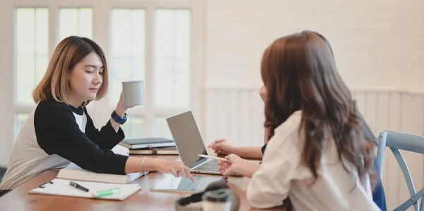 Giovane team di lavoro professionale discutendo il piano circa la u — Foto Stock