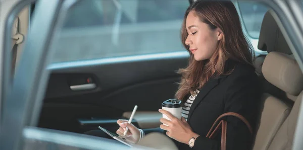 Hermosa mujer de negocios profesional trabajando en el coche mientras él — Foto de Stock