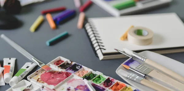 Artista profissional estúdio criativo com paleta e pintura br — Fotografia de Stock