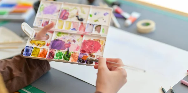 Close-up weergave van professionele vrouwelijke kunstenaar schilderen op haar proj — Stockfoto