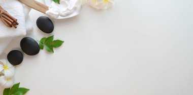 Beyaz backgr masaj için siyah taş ve havlu üst görünümü