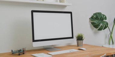 Masaüstü bilgisayar ve ofis malzemeleri ile trendy işyeri 
