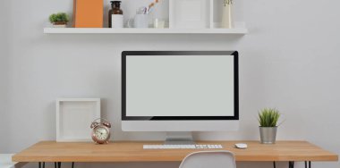 Masaüstü bilgisayar ve ofis malzemeleri ile minimal işyeri