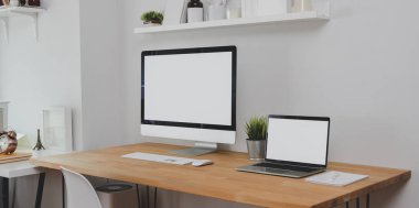 Masaüstü bilgisayar, dizüstü bilgisayar ve offi ile trendy işyeri