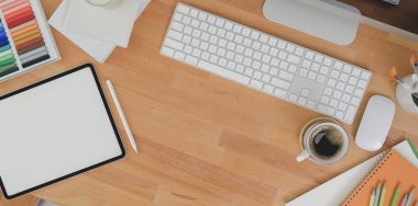 Boş ekran tablet ve ofis ile modern işyeriüst görünümü