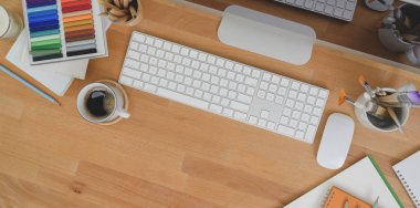 Masaüstü bilgisayar ve ofis ile tasarımcı işyeri üst görünümü 