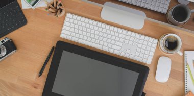 Tablet ve ofis malzemeleri ile tasarımcı işyeri üst görünümü o