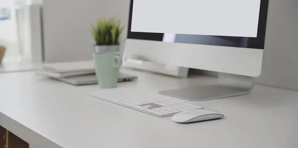 Vue rapprochée du lieu de travail moderne avec ordinateur de bureau et offi — Photo