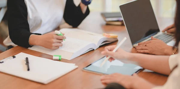 Visão de perto da equipe freelancer discutindo o plano em conjunto — Fotografia de Stock