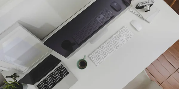 Κορυφαία προβολή του επιτραπέζιου υπολογιστή και του φορητού υπολογιστή με χώρο αντιγραφής — Φωτογραφία Αρχείου