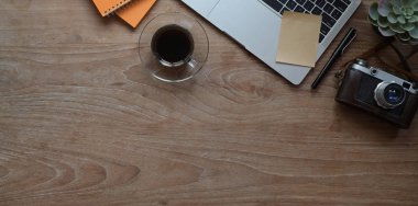 Dizüstü bilgisayar, kamera ile modern rustik işyeri üst görünümü