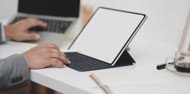 Dizüstü bilgisayar ve t yazarak profesyonel işadamı yakın çekim görünümü