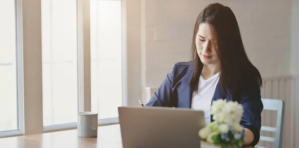 Profesional freelancer femenina trabajando en su proyecto mientras escribe —  Fotos de Stock