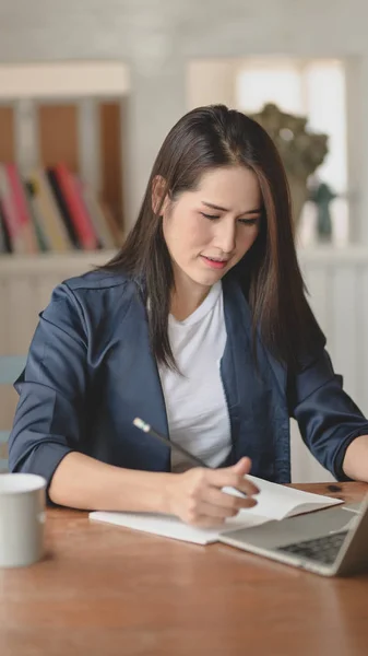 Femme indépendante professionnelle travaillant sur son projet tout en écrivant — Photo