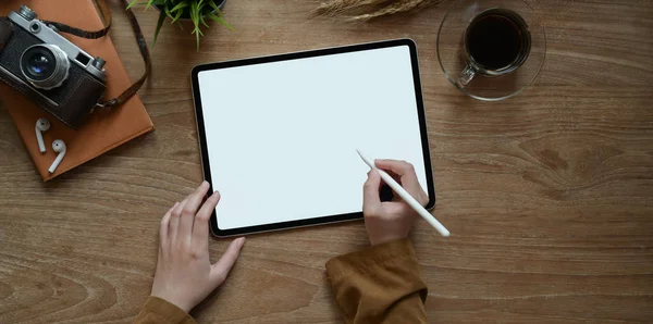 Visão superior da escrita feminina na tela em branco tablet no moderno — Fotografia de Stock