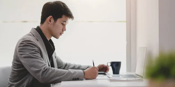 Jonge professionele zakenman schrijven zijn plan op notebook citru — Stockfoto