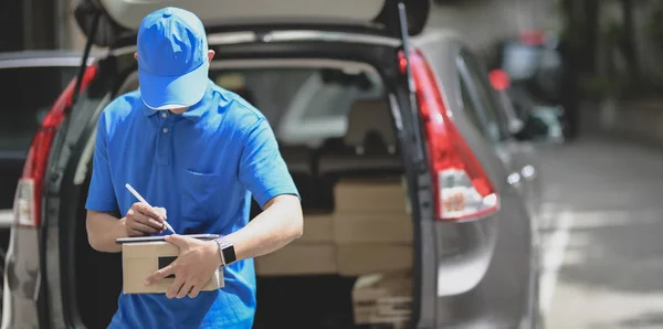 Repartidor profesional trabajando con cajas de paquetes — Foto de Stock