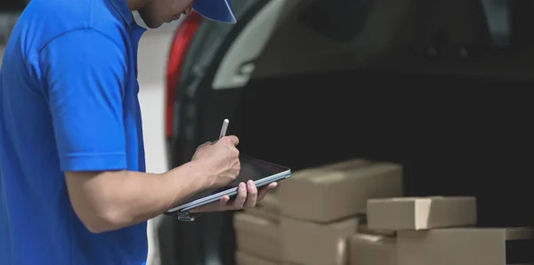 Entrega hombre preparando la caja del paquete al cliente mientras que comprueba ord — Foto de Stock