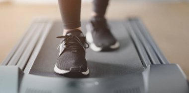 T üzerinde koşu spor ayakkabıları çalışan atletik kadın yakın çekim görünümü