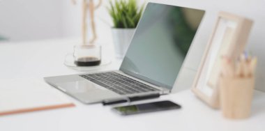 Whi ofis malzemeleri ve süslemeleri ile açık dizüstü bilgisayar