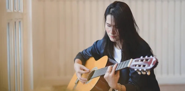 Κοντινό-up θέα της γυναίκας που παίζει ακουστική κιθάρα σε άνετο RO — Φωτογραφία Αρχείου
