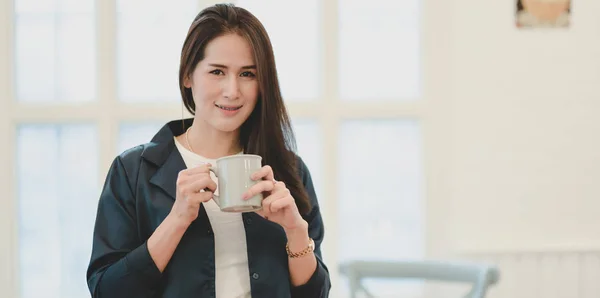 Портрет професійної бізнес-леді, що п'є чашку кави — стокове фото