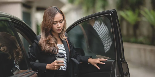 Hermosa mujer de negocios profesional salir de la moderna c — Foto de Stock