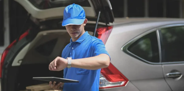 Joven hombre startup comprobar el tiempo y la preparación de las órdenes para cus — Foto de Stock